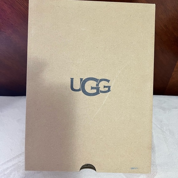 - Uggs Women - Picture 5 of 5